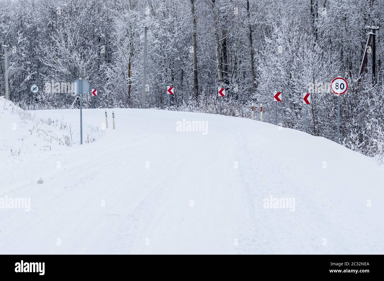 Route couverte de neige d'hiver dans la forêt Banque D'Images