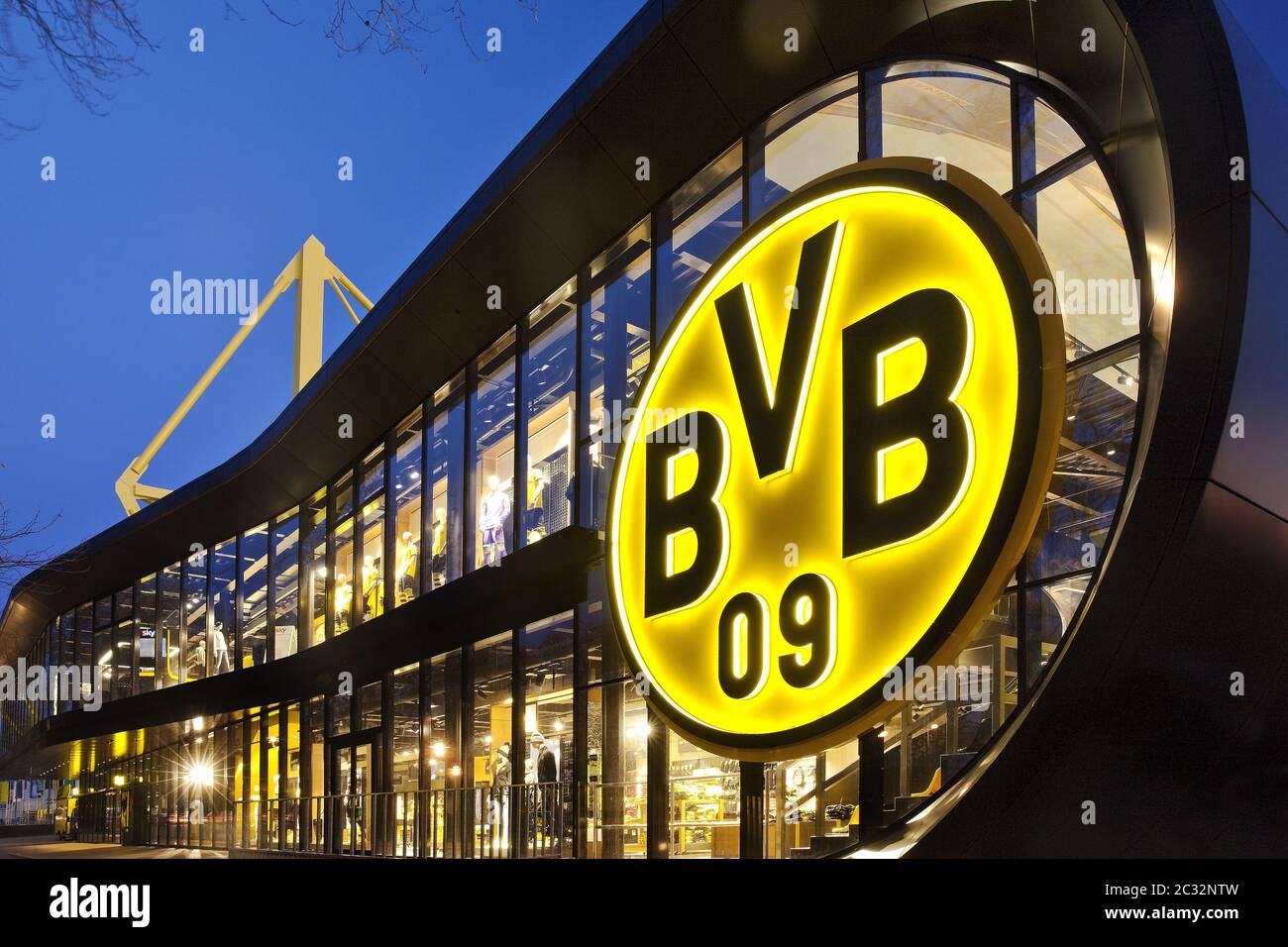 Borussia Dortmund Fan shop avec signal Iduna Park en arrière-plan, Dortmund, Ruhr Area, Allemagne Banque D'Images