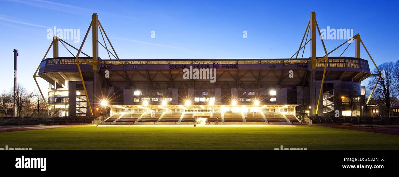 Stadion Rote Erde en face du signal Iduna Park par Borussia Dortmund dans la soirée, Dortmund Banque D'Images