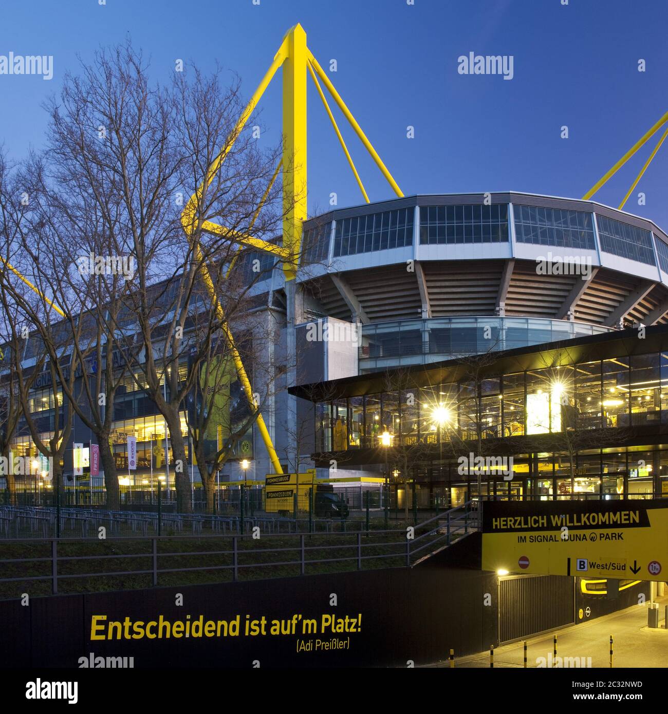 Stade de football Borussia Dortmund avec magasin de fans dans la soirée, Dortmund, Allemagne, Europe Banque D'Images