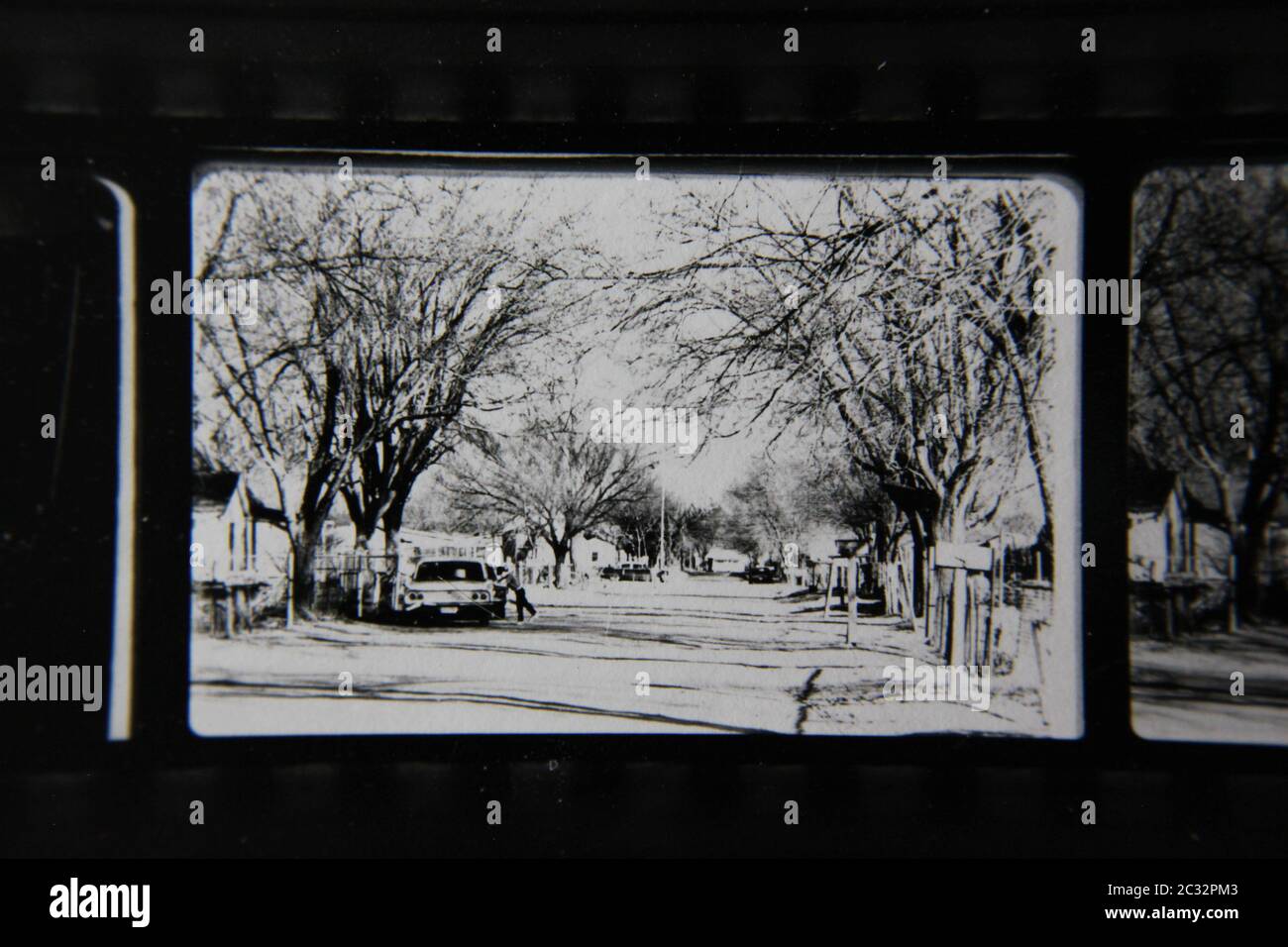 Fin 70s Vintage Contact Imprimer Noir Et Blanc Photographie Extreme D Une Rue Residentielle Calme Dans La Petite Ville Des Etats Unis Photo Stock Alamy
