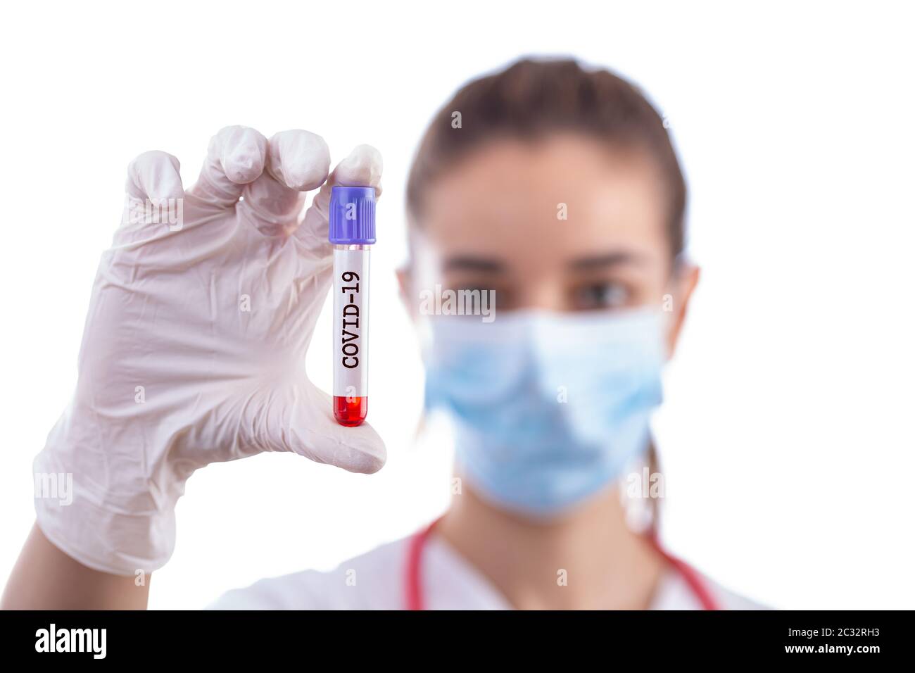 Médecin avec un tube de test sanguin d'échantillon de Covid-19, concept de Coronavirus. Mise au point sélective Banque D'Images