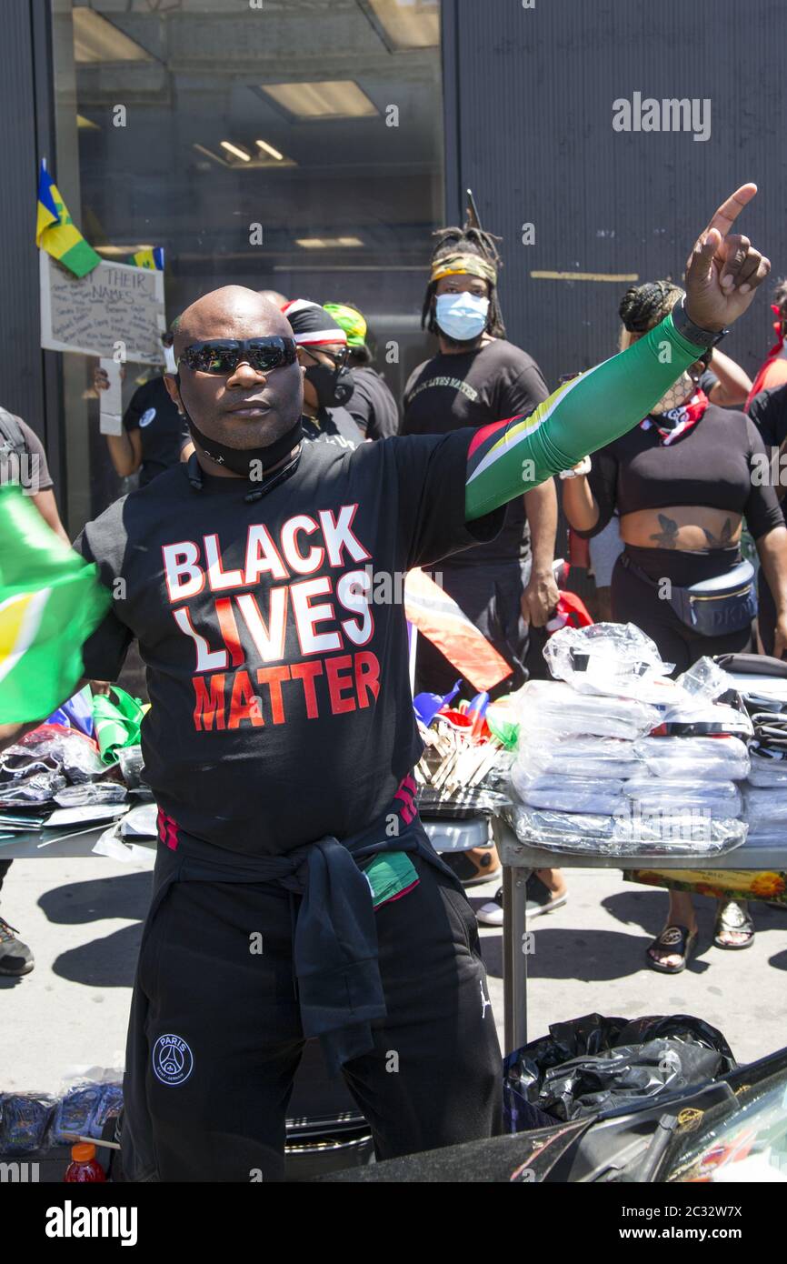 Les manifestants du quartier de Flatbush, principalement afro-américains, caribéens et haïtiens américains, se dirigent vers la Grand Army Plaza le 18e jour de manifestations depuis le meurtre de George Floyd à Brooklyn, New York. Banque D'Images