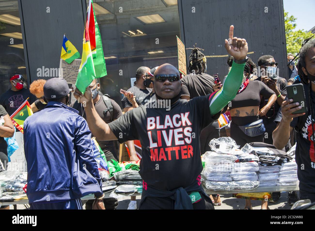 Les manifestants du quartier de Flatbush, principalement afro-américains, caribéens et haïtiens américains, se dirigent vers la Grand Army Plaza le 18e jour de manifestations depuis le meurtre de George Floyd à Brooklyn, New York. Banque D'Images