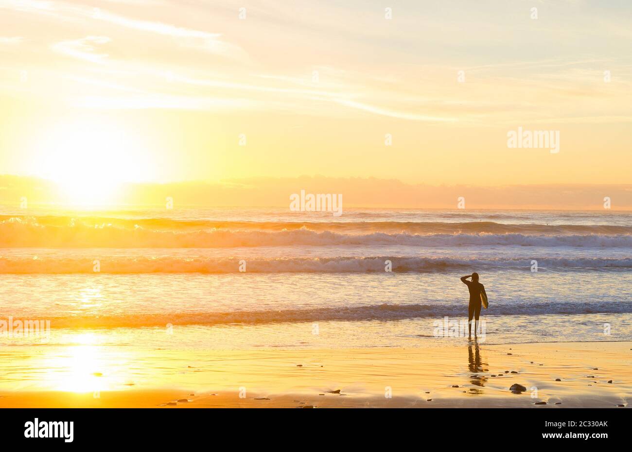 Surfer sur la plage coucher de soleil sunbeam Banque D'Images