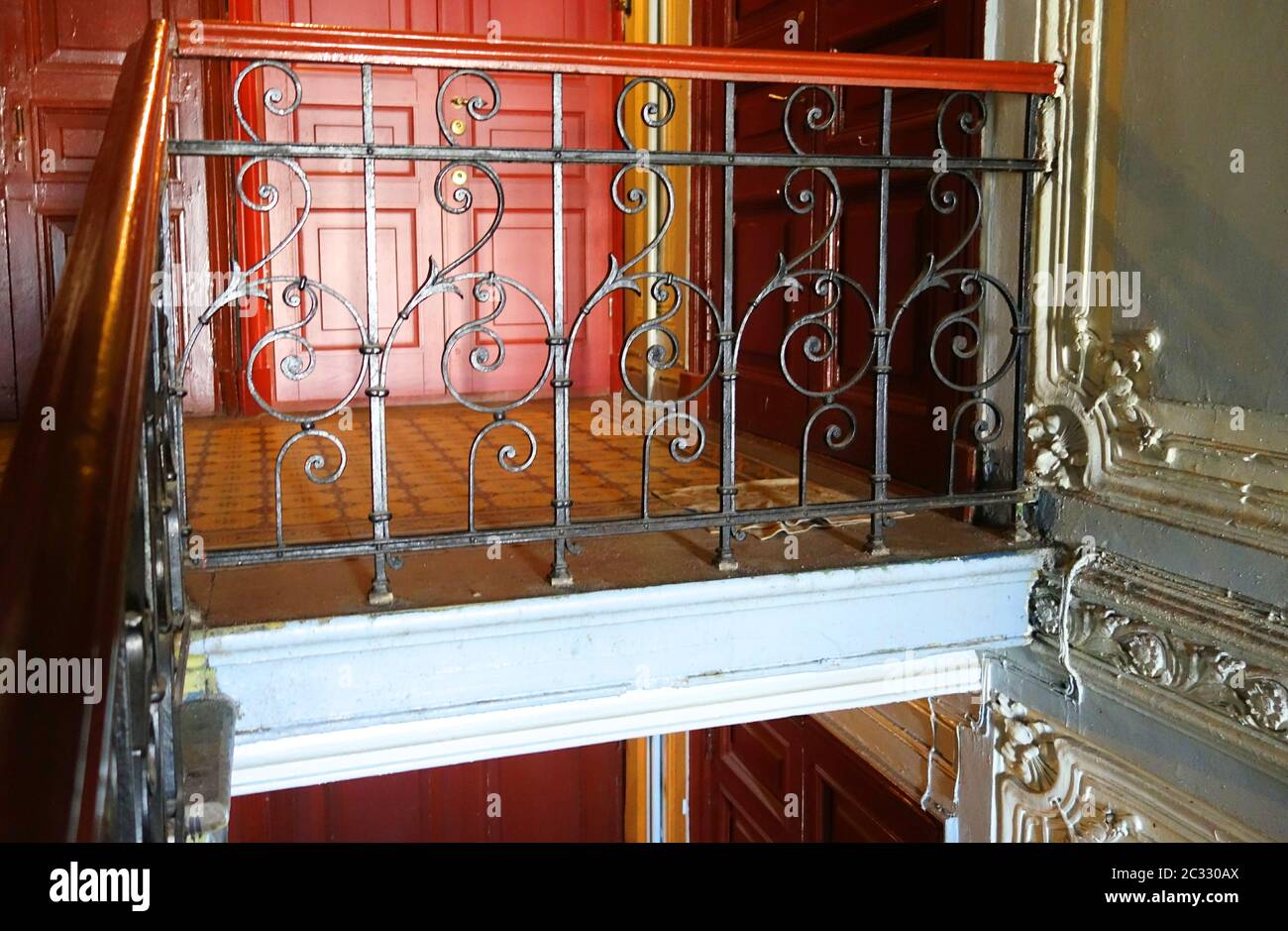 Décoration fragmente sur l'escalier principal du bâtiment dans le style Art Nouveau sur la 7ème rue Krasnoarmeiskaya Banque D'Images