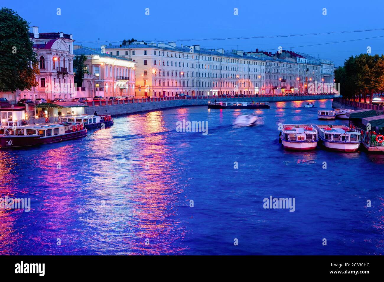 Canal de nuit, bateaux, Saint-Pétersbourg Banque D'Images