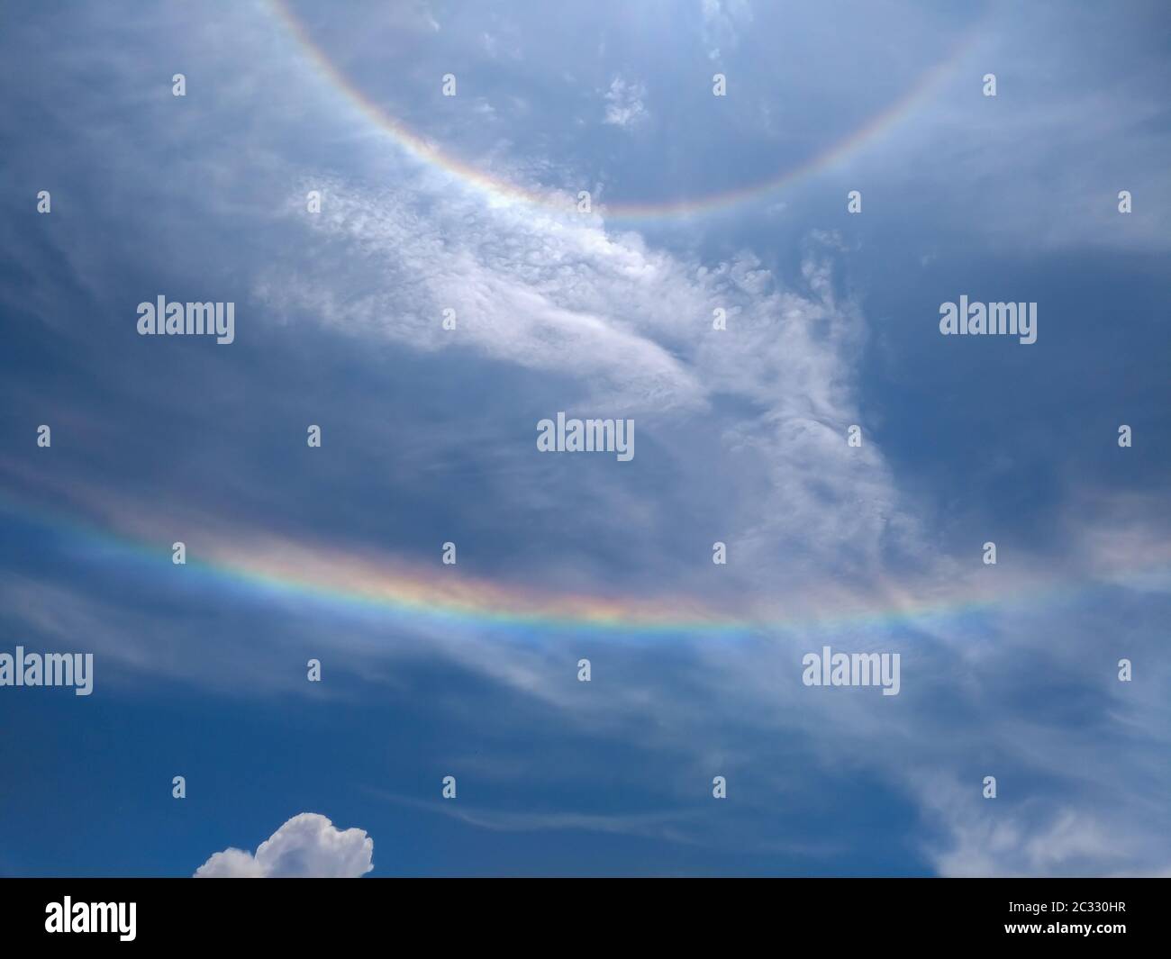 Le soleil nuages ciel pendant le matin arrière-plan. Ciel dans un matin à Salinas grandes, Argentine. Couleurs vives. Des nuages et un arc-en-ciel. Pittoresque. Concept de Banque D'Images