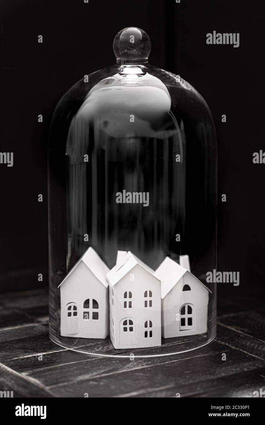 Petite maison dans un bocal en verre , concept de distancement social Banque D'Images