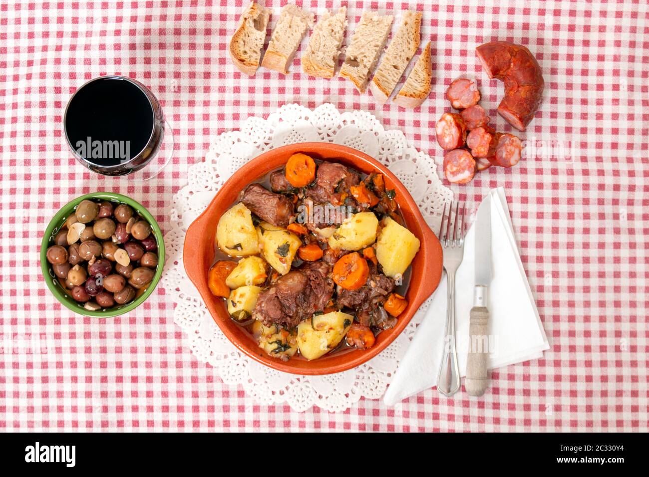 Repas rustique traditionnel de queue de bœuf avec pomme de terre et carotte de la région de l'Alentejo, Portugal. Banque D'Images