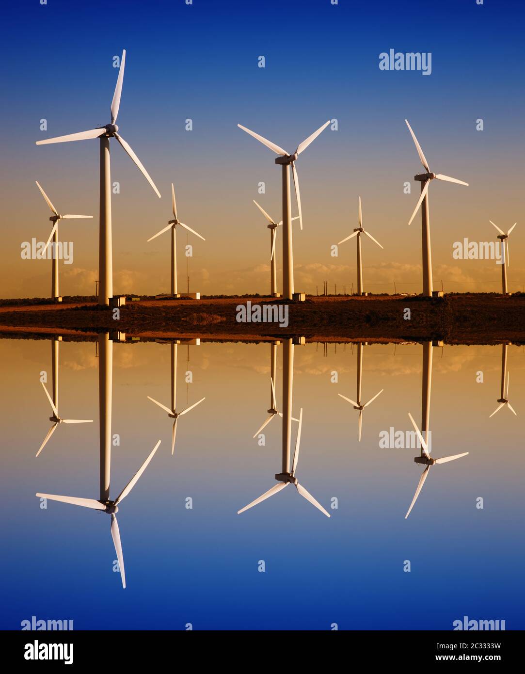 éoliennes blanches avec réflexion numérique de l'eau Banque D'Images