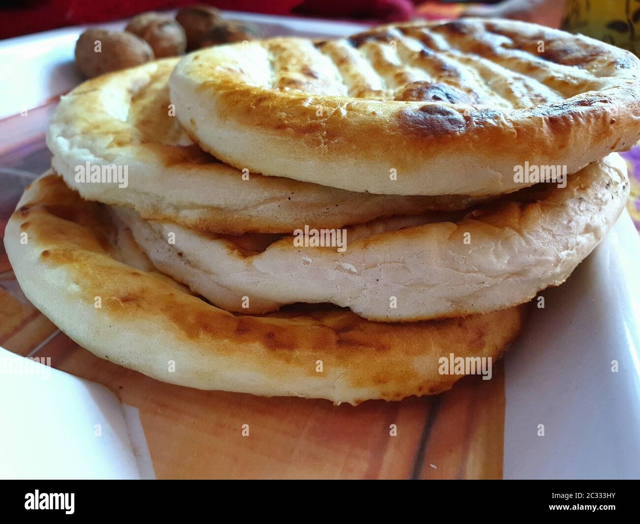 Le pain cachemiri appelle chot rooti pour le thé chai namekeen. Czot/Girda/Roti. C'est un pain quotidien de taille moyenne.Lavasa/Lawaas. Un autre genre de chambres quotidiennes Banque D'Images