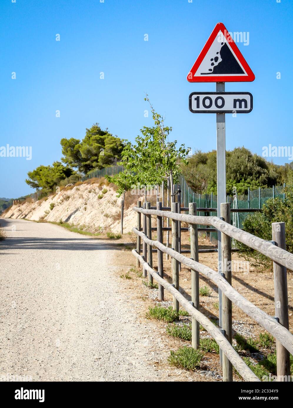 un panneau de signalisation sur la route, une roche lâche, un cri d'attention Banque D'Images