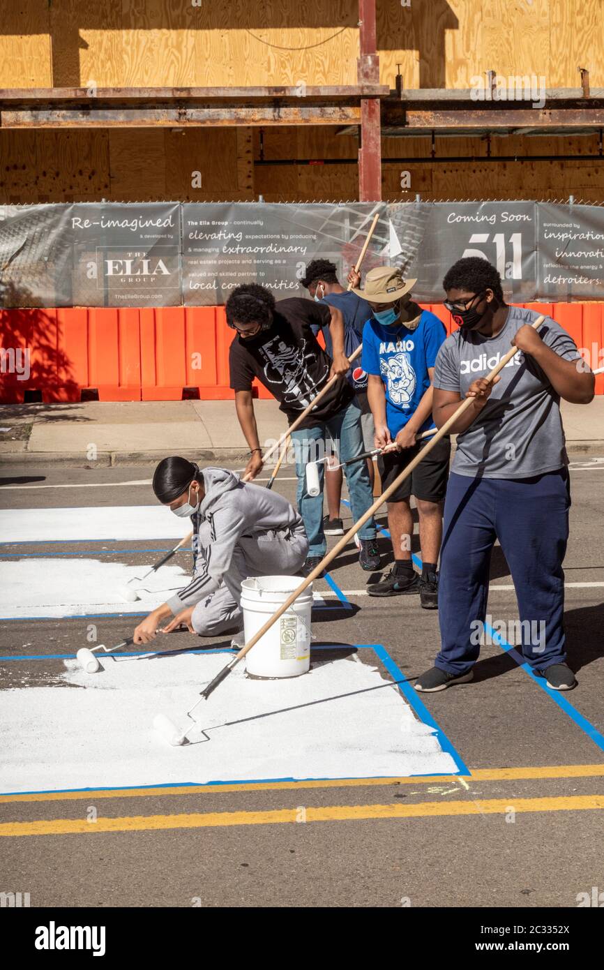 Detroit, États-Unis. 17 juin 2020. Detroit, Michigan - avec l'appui de la ville de Detroit, les adolescents ont peint « L'ÉNERGIE AUX GENS » sur Woodward Avenue au centre-ville. Le projet intervient dans le cadre de semaines de manifestations contre la violence policière et le meurtre de George Floyd et d'autres Afro-Américains. Crédit : Jim West/Alay Live News Banque D'Images