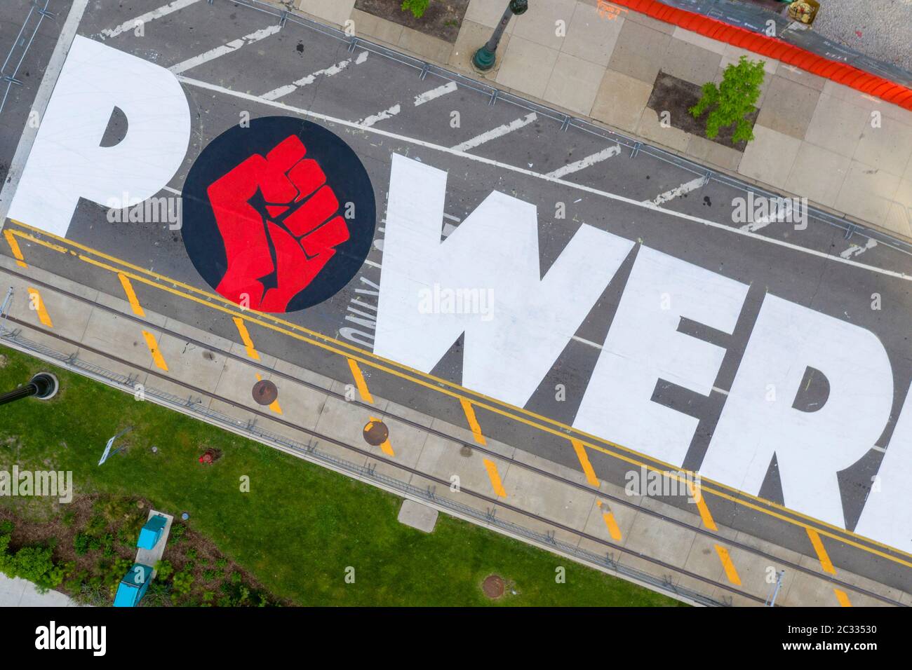 Detroit, États-Unis. 18 juin 2020. Detroit, Michigan - avec l'appui de la ville de Detroit, les adolescents ont peint « L'ÉNERGIE AUX GENS » sur Woodward Avenue au centre-ville. Le projet intervient dans le cadre de semaines de manifestations contre la violence policière et le meurtre de George Floyd et d'autres Afro-Américains. Crédit : Jim West/Alay Live News Banque D'Images