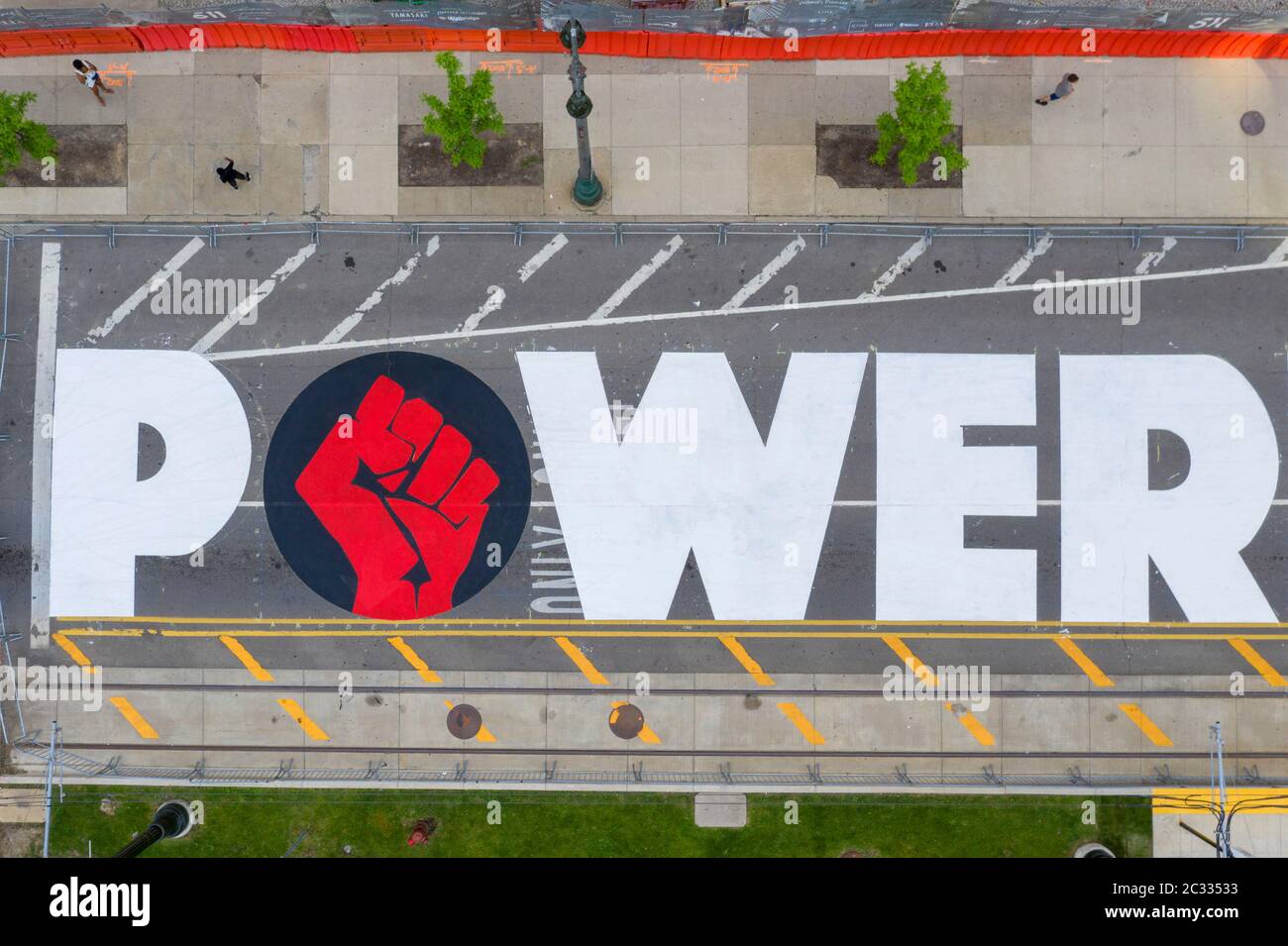 Detroit, États-Unis. 18 juin 2020. Detroit, Michigan - avec l'appui de la ville de Detroit, les adolescents ont peint « L'ÉNERGIE AUX GENS » sur Woodward Avenue au centre-ville. Le projet intervient dans le cadre de semaines de manifestations contre la violence policière et le meurtre de George Floyd et d'autres Afro-Américains. Crédit : Jim West/Alay Live News Banque D'Images