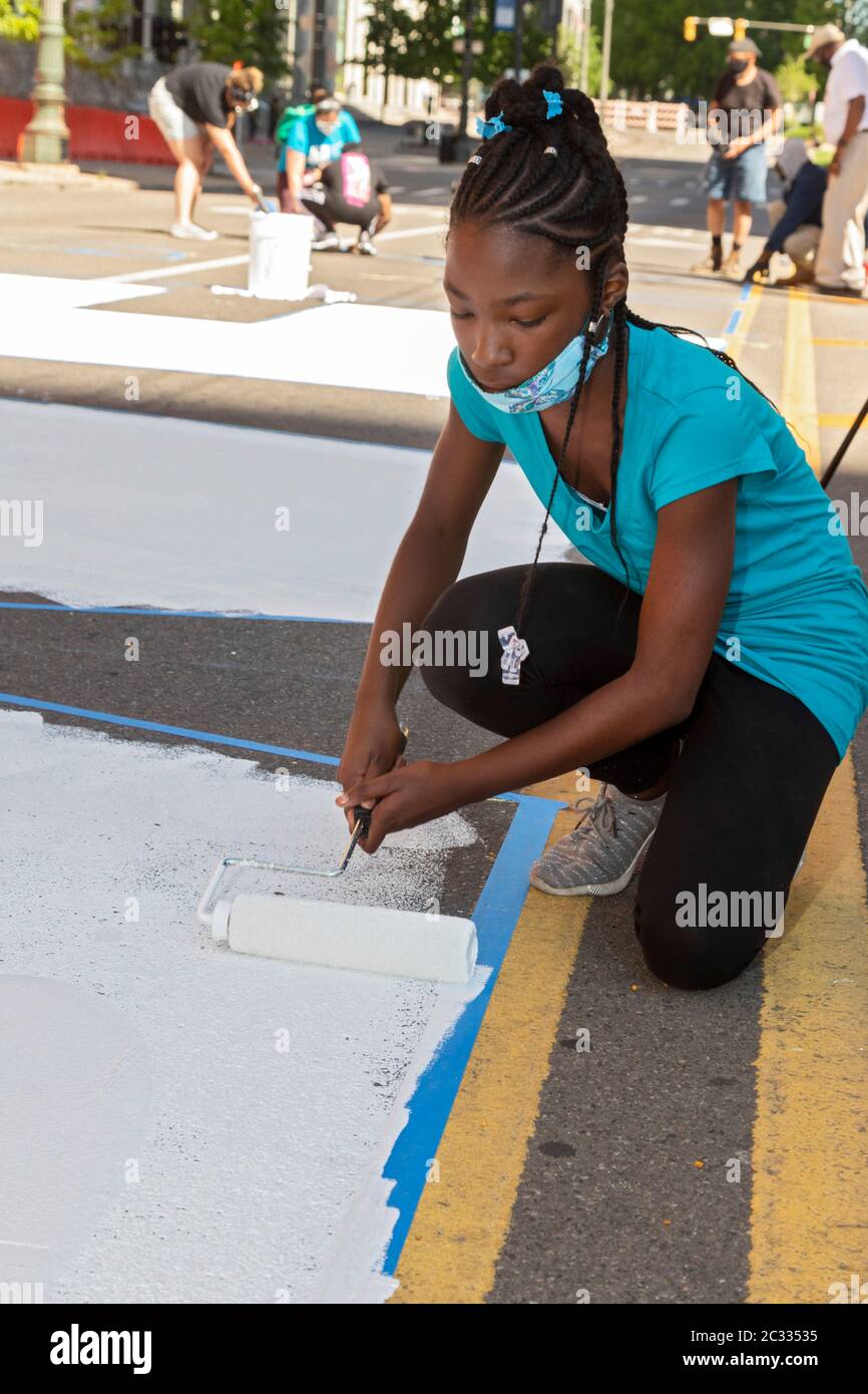 Detroit, États-Unis. 17 juin 2020. Detroit, Michigan - avec l'appui de la ville de Detroit, les adolescents ont peint « L'ÉNERGIE AUX GENS » sur Woodward Avenue au centre-ville. Le projet intervient dans le cadre de semaines de manifestations contre la violence policière et le meurtre de George Floyd et d'autres Afro-Américains. Crédit : Jim West/Alay Live News Banque D'Images