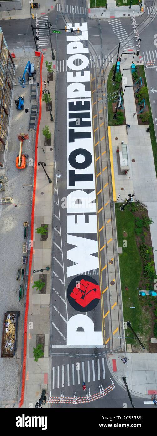 Detroit, États-Unis. 18 juin 2020. Detroit, Michigan - avec l'appui de la ville de Detroit, les adolescents ont peint « L'ÉNERGIE AUX GENS » sur Woodward Avenue au centre-ville. Le projet intervient dans le cadre de semaines de manifestations contre la violence policière et le meurtre de George Floyd et d'autres Afro-Américains. Crédit : Jim West/Alay Live News Banque D'Images