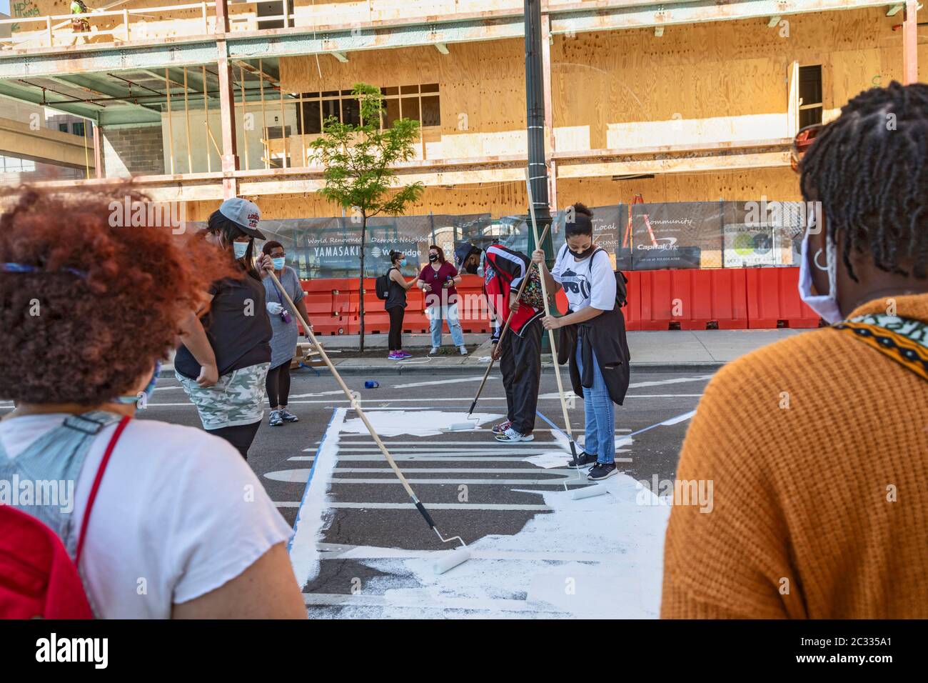 Detroit, États-Unis. 17 juin 2020. Detroit, Michigan - avec l'appui de la ville de Detroit, les adolescents ont peint « L'ÉNERGIE AUX GENS » sur Woodward Avenue au centre-ville. Le projet intervient dans le cadre de semaines de manifestations contre la violence policière et le meurtre de George Floyd et d'autres Afro-Américains. Crédit : Jim West/Alay Live News Banque D'Images