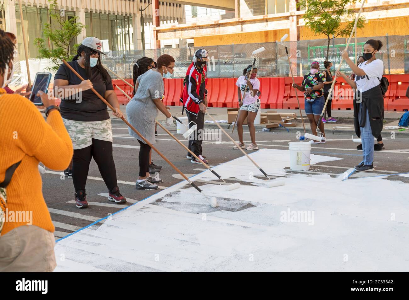 Detroit, États-Unis. 17 juin 2020. Detroit, Michigan - avec l'appui de la ville de Detroit, les adolescents ont peint « L'ÉNERGIE AUX GENS » sur Woodward Avenue au centre-ville. Le projet intervient dans le cadre de semaines de manifestations contre la violence policière et le meurtre de George Floyd et d'autres Afro-Américains. Crédit : Jim West/Alay Live News Banque D'Images