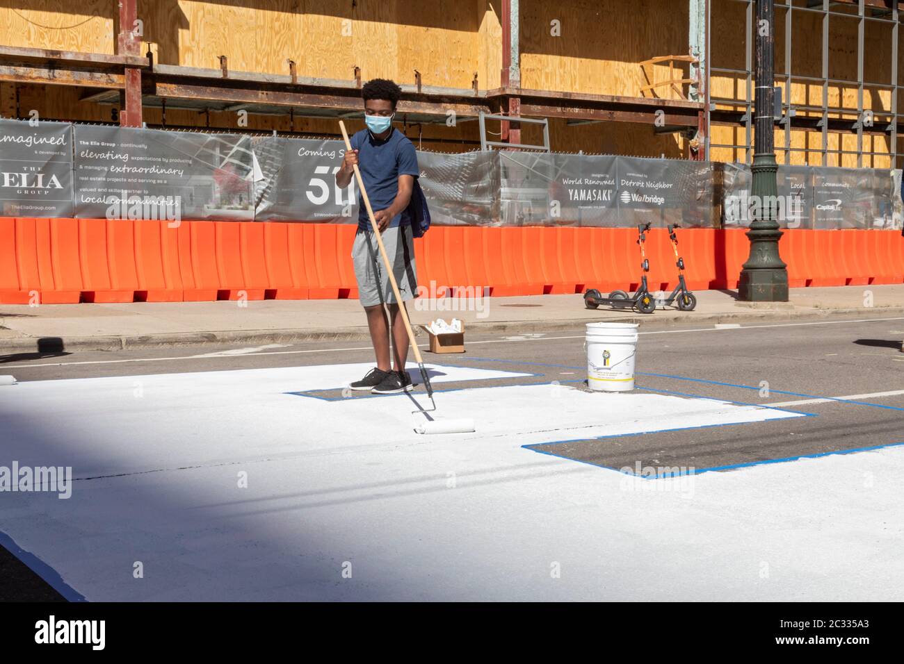 Detroit, États-Unis. 17 juin 2020. Detroit, Michigan - avec l'appui de la ville de Detroit, les adolescents ont peint « L'ÉNERGIE AUX GENS » sur Woodward Avenue au centre-ville. Le projet intervient dans le cadre de semaines de manifestations contre la violence policière et le meurtre de George Floyd et d'autres Afro-Américains. Crédit : Jim West/Alay Live News Banque D'Images