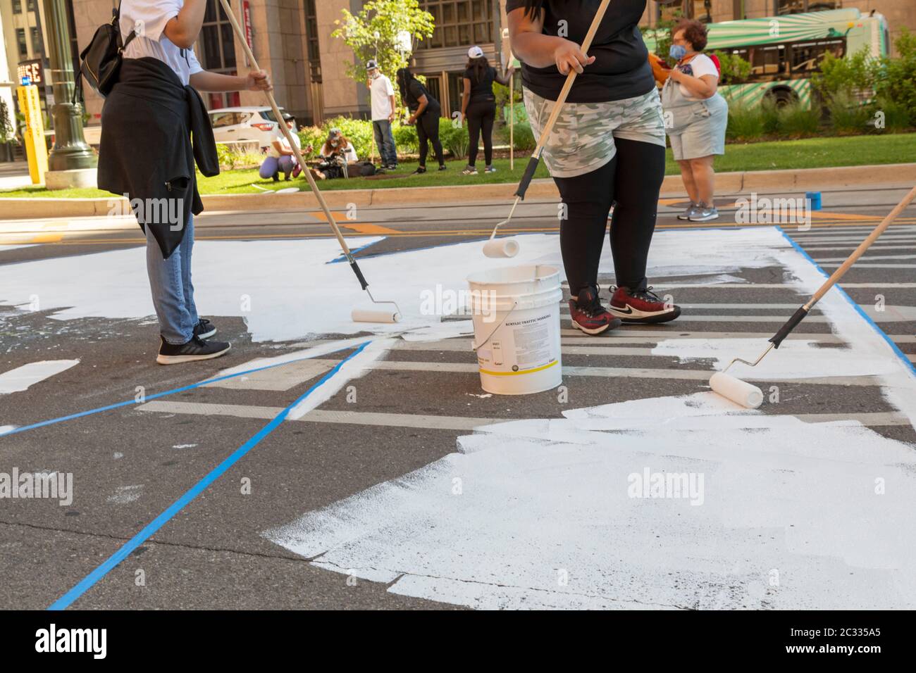 Detroit, États-Unis. 17 juin 2020. Detroit, Michigan - avec l'appui de la ville de Detroit, les adolescents ont peint « L'ÉNERGIE AUX GENS » sur Woodward Avenue au centre-ville. Le projet intervient dans le cadre de semaines de manifestations contre la violence policière et le meurtre de George Floyd et d'autres Afro-Américains. Crédit : Jim West/Alay Live News Banque D'Images