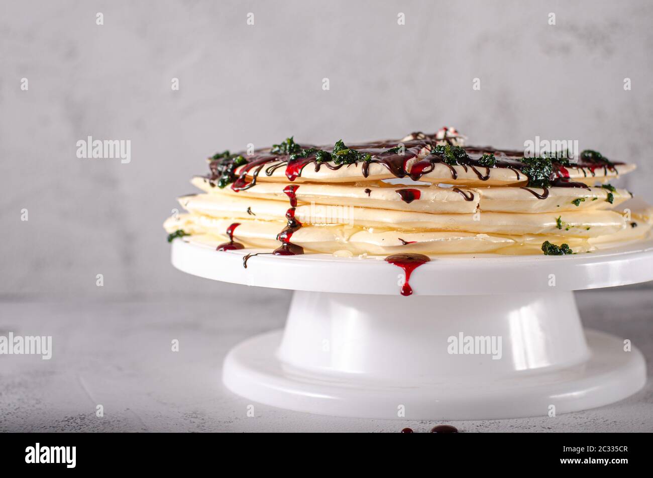 Gateau Delice Au Chocolat Au Sucre De Basilic Et Aux Fruits De La Foret Photo Stock Alamy