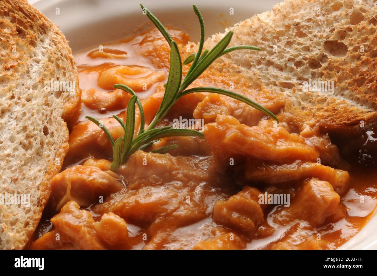 Gros plan des tripes parmigiana avec des tranches de pain Banque D'Images