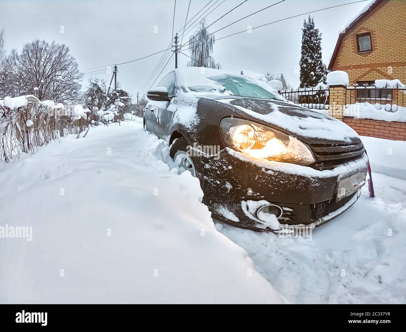 Voiture à hayon noire coincée dans une grande dérive des neiges. Problèmes de transport en hiver. Automobile gelée. Banque D'Images