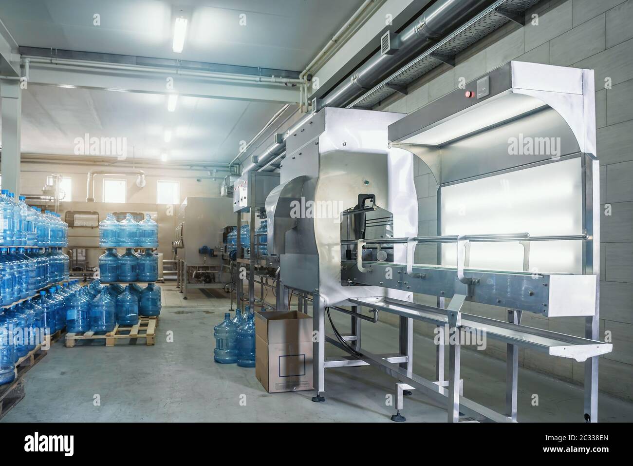 Intérieur industriel de la production d'usine d'eau ou d'usine. Usine de boissons, chaîne de production industrielle. Banque D'Images