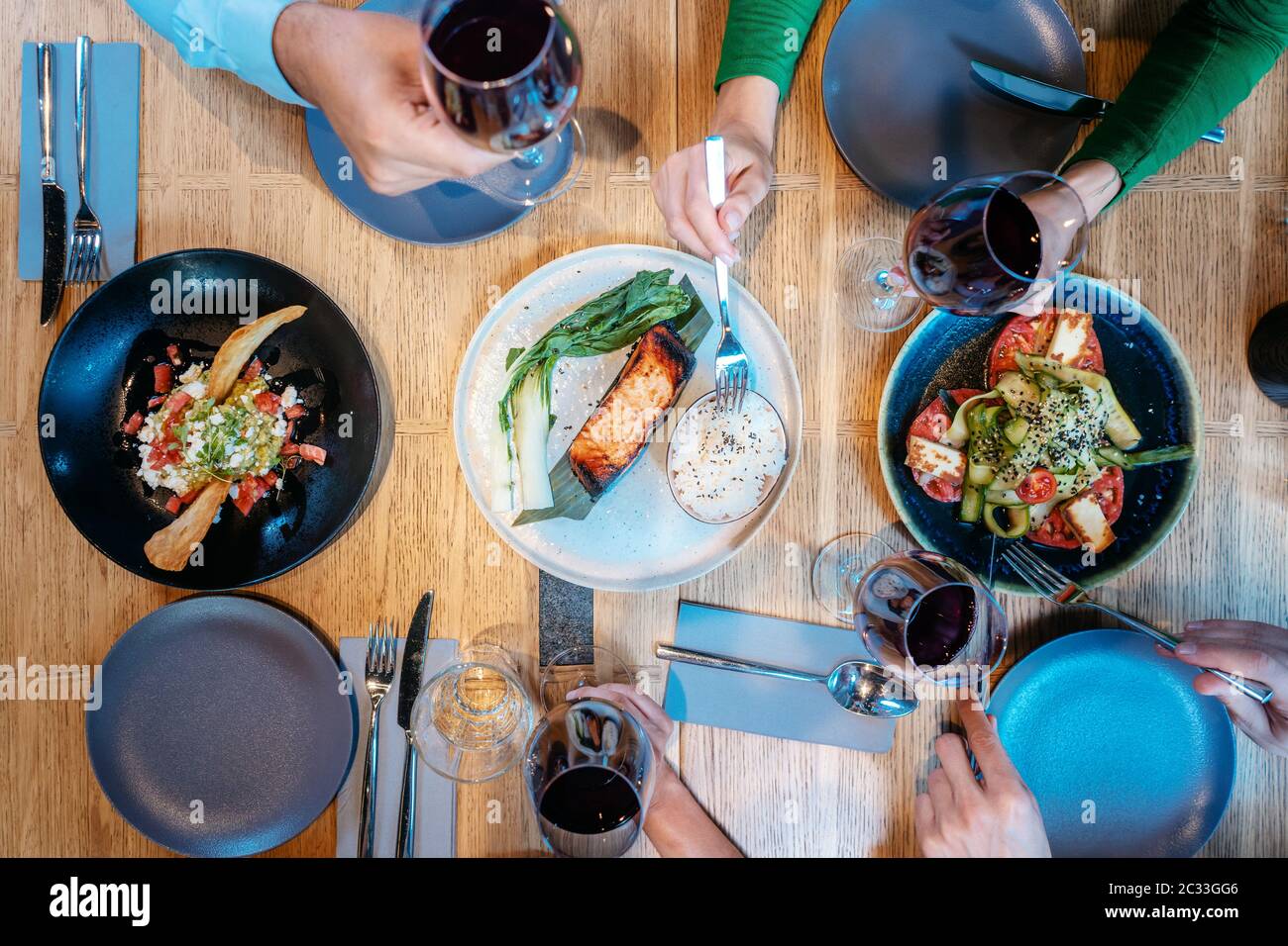 Vue de dessus sur quatre personnes, boissons, et la nourriture dans un restaurant chic Banque D'Images