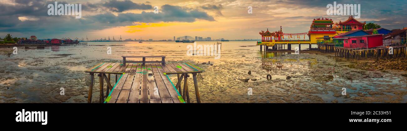 Belle vue sur la jetée et Hean Boo Yeoh Thean Kuan Yin Temple au lever du soleil. Penang, Malaisie. Panorama Banque D'Images