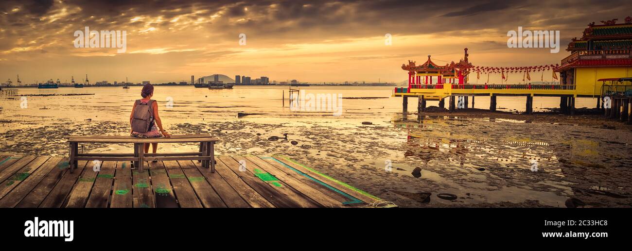 Assis à touristiques Yeoh jetty au lever du soleil, Georgetown, Penang, Malaisie. Panorama Banque D'Images