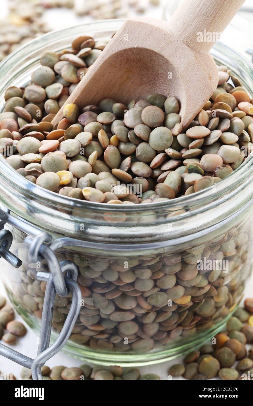 Les lentilles vertes dans un bocal en verre Banque D'Images