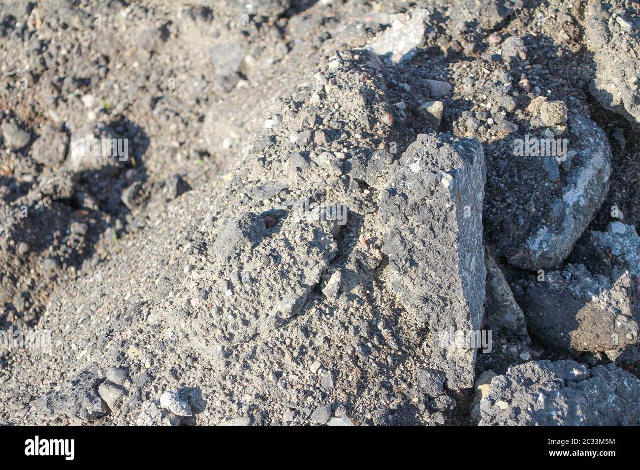 Morceaux d'asphalte empilés dans un tas. Déchets de construction. Banque D'Images