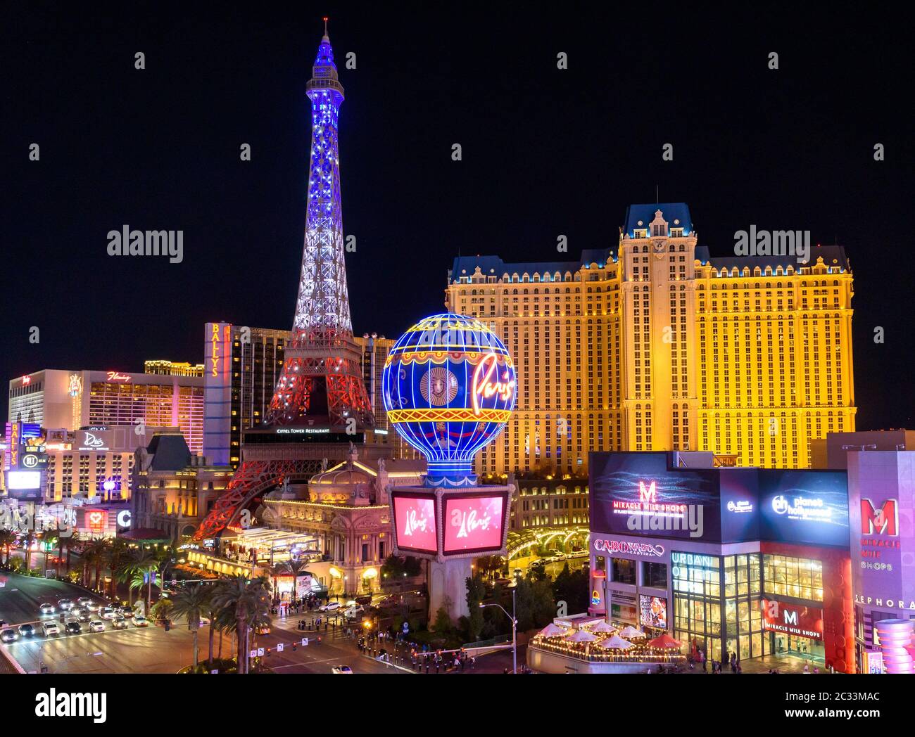 Las Vegas, Nevada, États-Unis. 18 juin 2020. ***COUVERTURE DE LA MAISON*** Paris Las Vegas extérieurs présentés comme Caesars Entertainment Président régional Gary Selesner et Paris Las Vegas Directeur général Sherri Sosa accueillent les invités de retour à Paris Las Vegas avec des danseurs CAN-CAN français et des Monsieur fidèle à Paris Las Vegas à Las Vegas, NV le 18 juin 2020. Crédit : Erik Kabok Photographie/Media Punch/Alamy Live News Banque D'Images