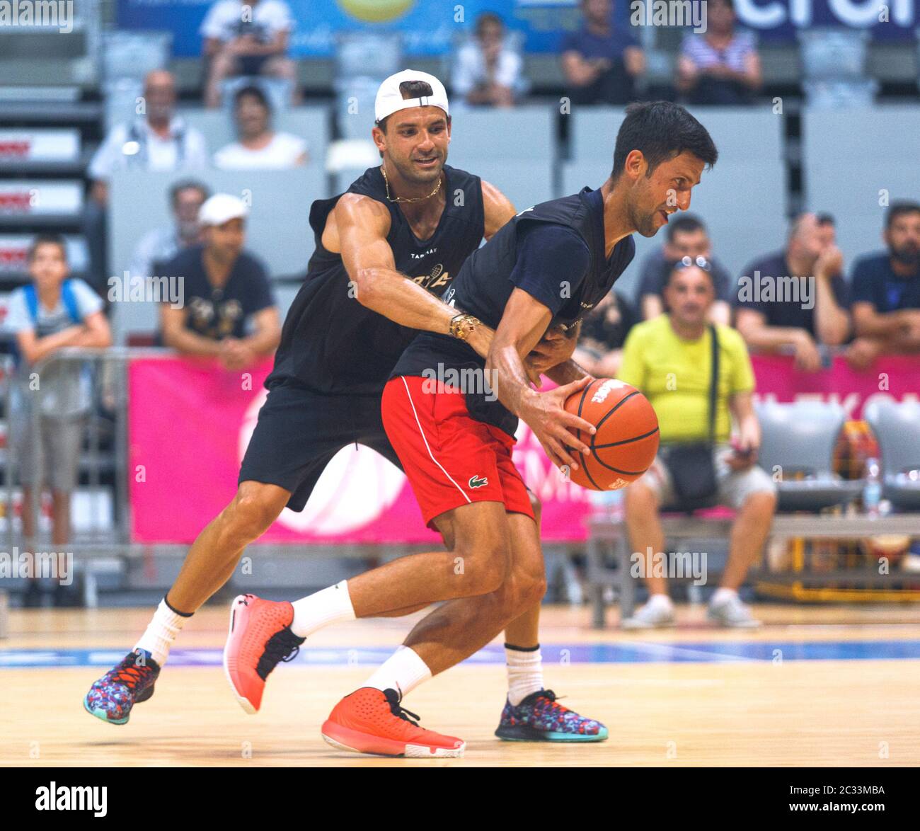 (200619) -- ZADAR, 19 juin 2020 (Xinhua) -- Grigor Dimitrov (L) est joueur de tennis bulgare avec Novak Djokovic, joueur de tennis serbe, lors d'un match de basket-ball amical avant le tournoi de tennis humanitaire Adria Tour à Zadar, Croatie, le 18 juin 2020. Adria Tour est organisé par le joueur de tennis serbe Novak Djokovic afin de promouvoir le sport, les valeurs positives et le fair play, et aussi de recueillir des fonds pour ceux qui ont besoin d'aide. Zadar accueillera le tournoi avec Djokovic et les meilleurs joueurs de tennis croates du 19 au 21 juin. (Marko Dimic/Pixsell via Xinhua) Banque D'Images