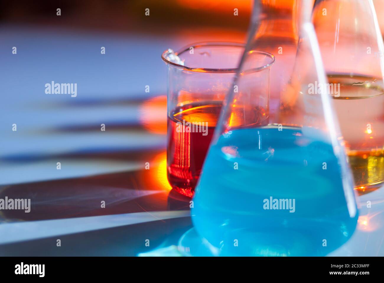 Flacon de laboratoire éclairé rempli de solutions chimiques colorées avec  des ombres sur la table. Laboratoire, science, réassé, chimie... consépt  Photo Stock - Alamy