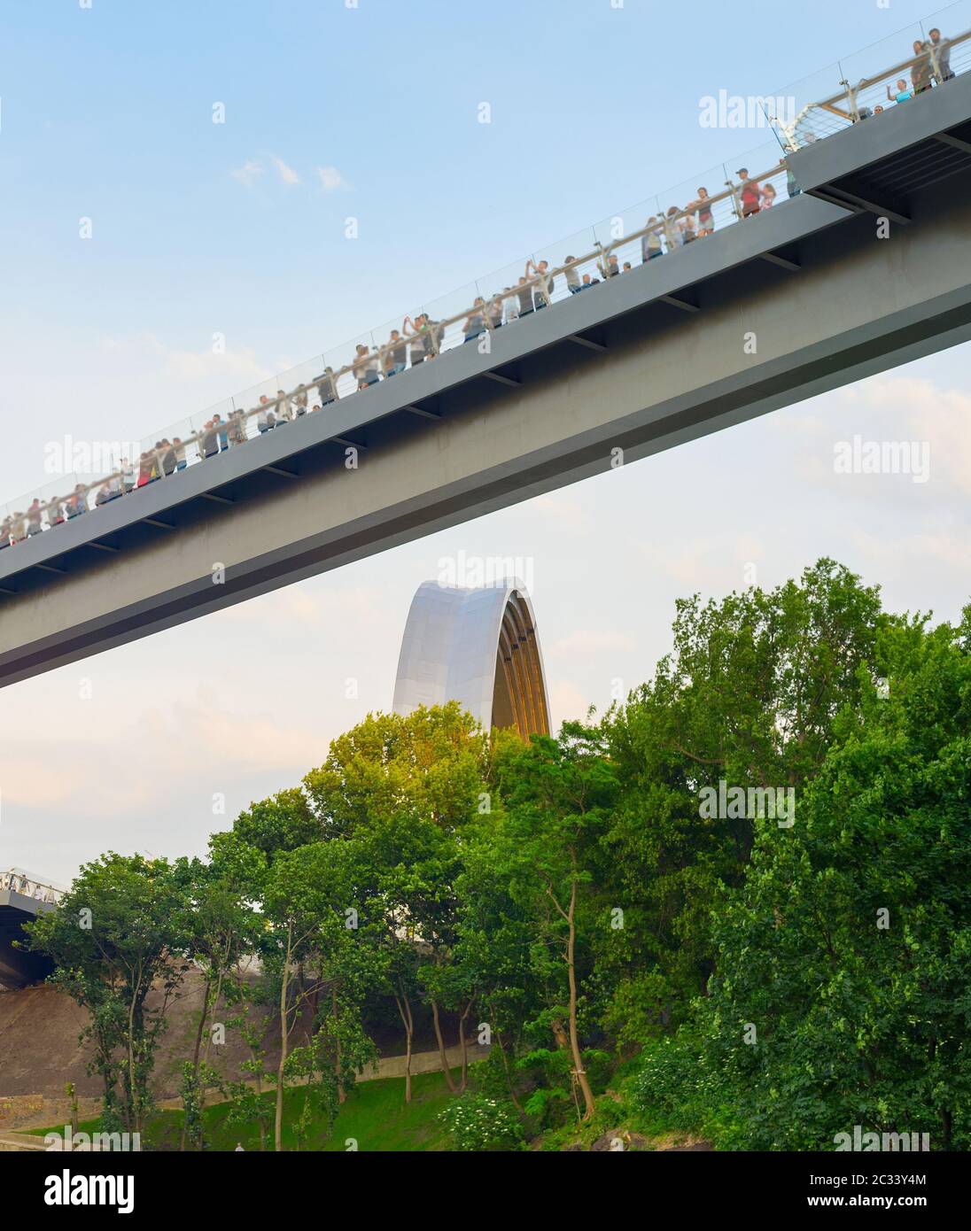 Kiev nouveau pont piéton-vélo Banque D'Images