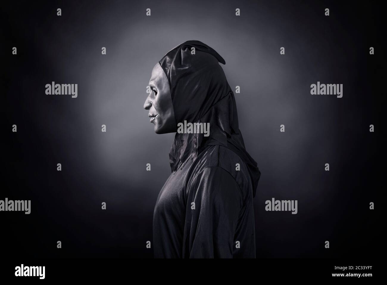 La figure effrayante dans hooded cloak avec masque Banque D'Images