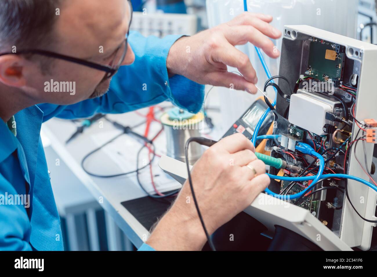 Ingénieur en électronique homme dépannant les défauts d'un produit matériel  sur son banc d'essai Photo Stock - Alamy