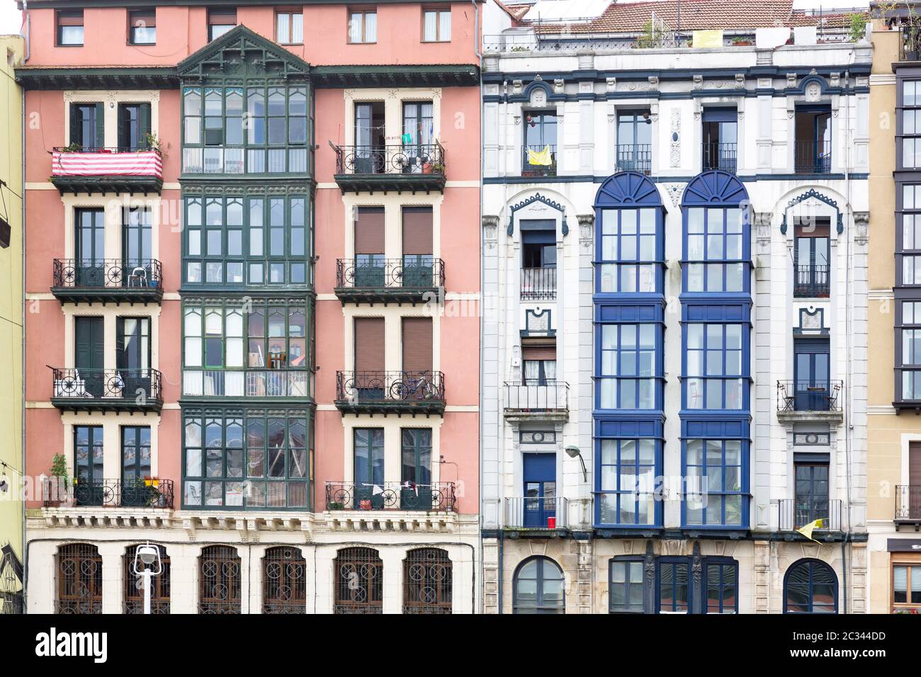 Façades typiques de maisons résidentielles à Bilbao, Espagne Banque D'Images