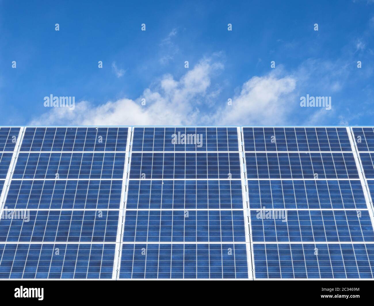 Panneaux solaires pour une énergie propre avec un fond bleu ciel. Espace de copie. Banque D'Images