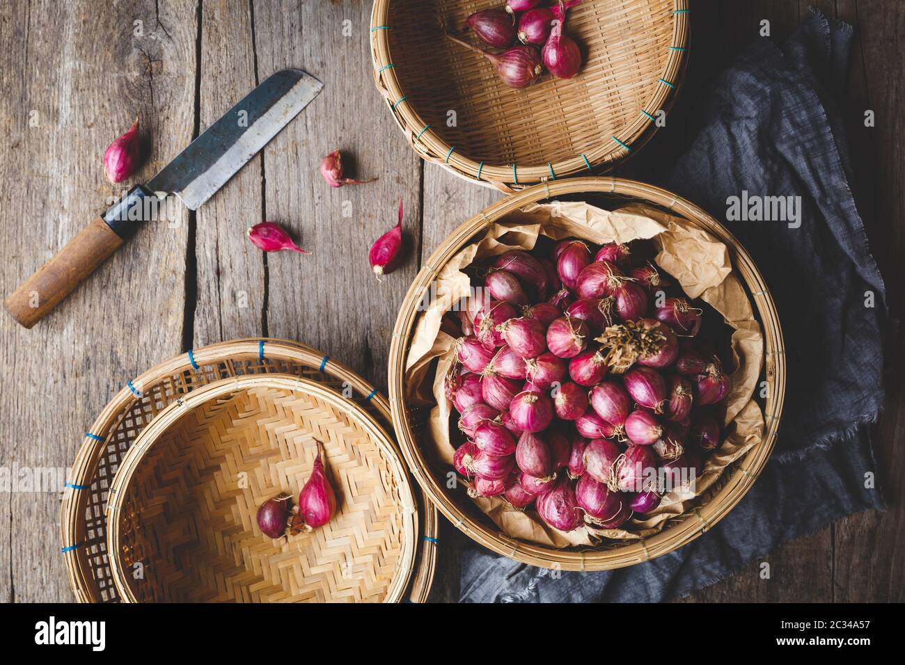 Échalote fraîche - oignons rouges sur le vieux bois Banque D'Images