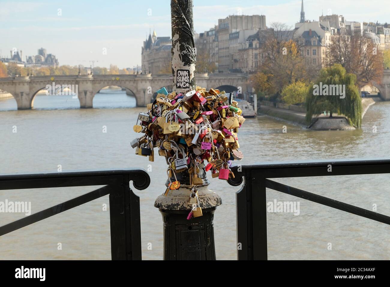 Paris, France - Novembre 2017 : l'amour des cadenas sur le pont de la Seine à Paris, France Banque D'Images