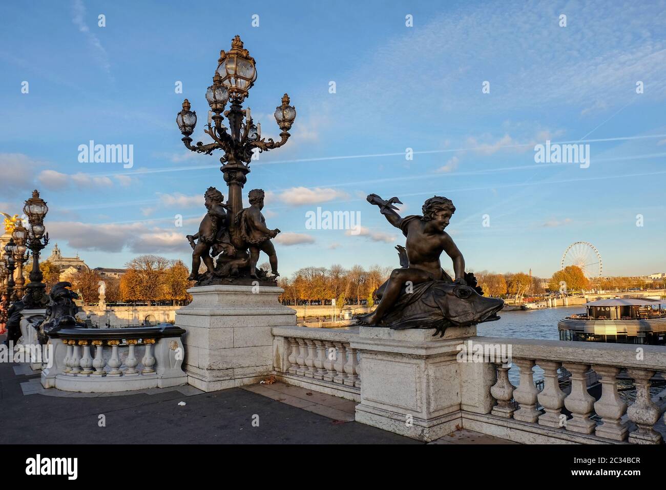 Paris, France - Novembre 2017 : vue depuis le pont Alexandre III à la Seine. Paris. France Banque D'Images