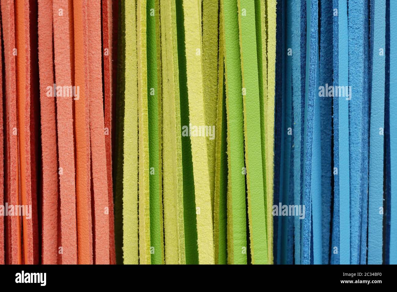 Texture découpe sur plusieurs gros plan orange, vert et bleu en cuir multicolores. Banque D'Images