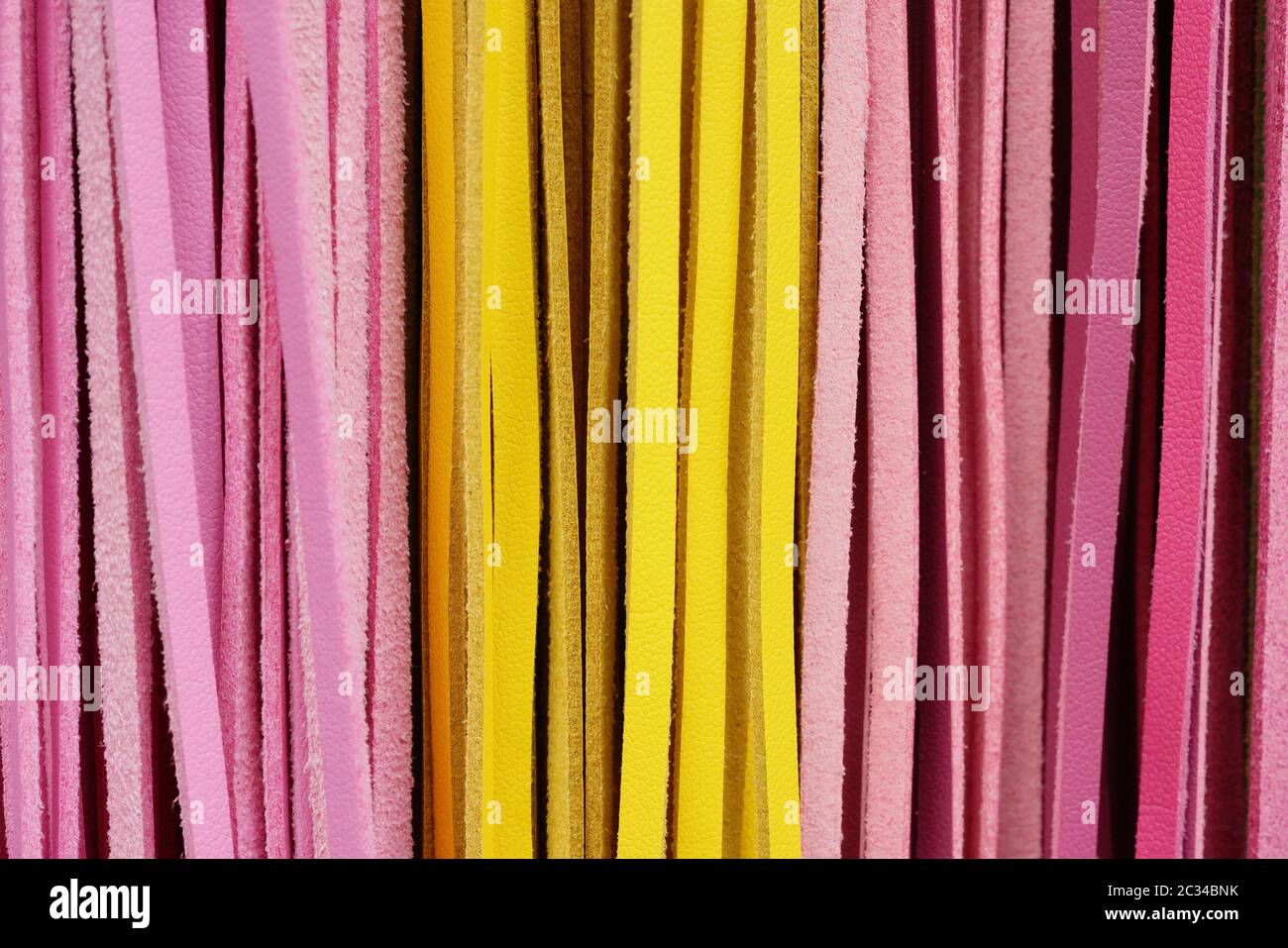 Texture découpe sur plusieurs gros plan multicolore rose et jaune, des lanières de cuir. Banque D'Images