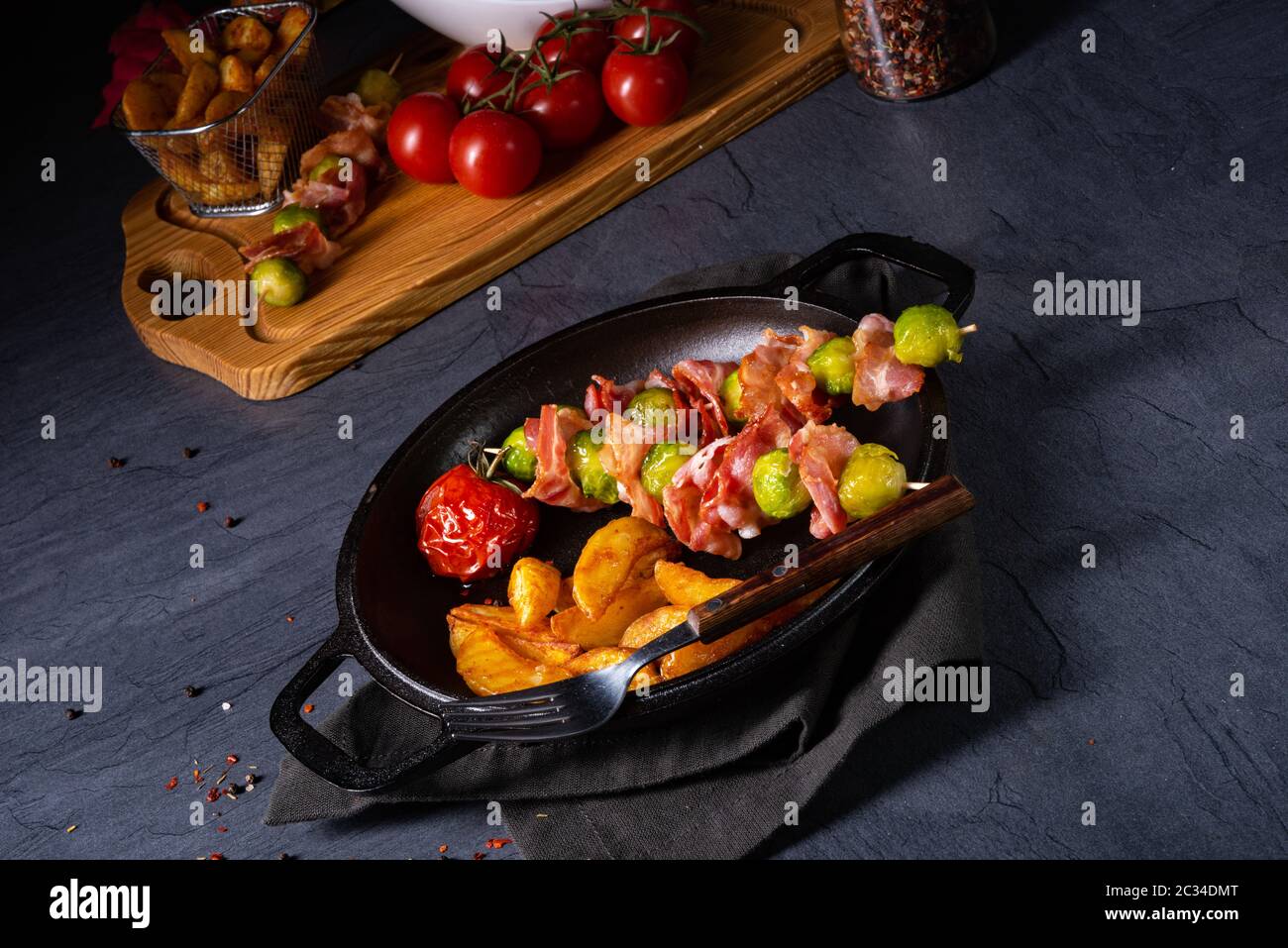 Choux de Bruxelles - Bacon - brochettes avec des widgets de pommes de terre Banque D'Images