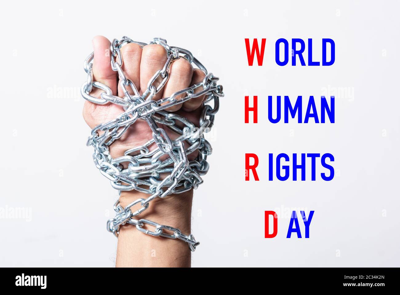 Poing enchaîné les mains à l'ORGANISATION MONDIALE DE LA JOURNÉE DES DROITS DE L'homme texte sur fond blanc, la Journée des droits de l'concept Banque D'Images